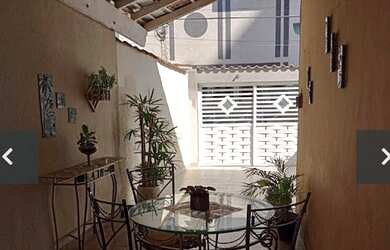 Imagem: A casa possui 2 Dormitórios, 3 Banheiros, 2 Vagas na garagem