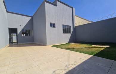 Imagem: A casa possui 3 Dormitórios, 2 Banheiros, 3 Vagas na garagem