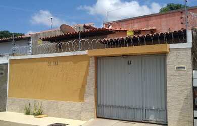 Imagem: A casa possui 2 Dormitórios, 1 Banheiro, 1 Vaga na garagem