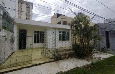 Imagem: A casa possui 3 Dormitórios, 2 Banheiros, 1 Vaga na garagem