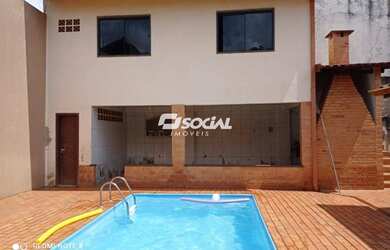 Imagem: A casa possui 4 Dormitórios, 4 Banheiros, 5 Vagas na garagem