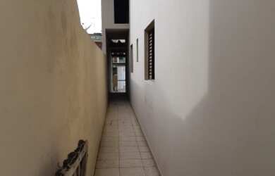 Imagem: A casa possui 2 Dormitórios, 1 Banheiro, 2 Vagas na garagem