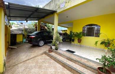 Imagem: A casa possui 3 Dormitórios, 2 Banheiros, 2 Vagas na garagem