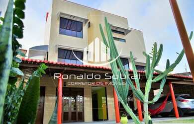 Imagem: A casa possui 4 Dormitórios, 5 Banheiros, 4 Vagas na garagem