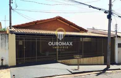 Imagem: A casa possui 3 Dormitórios, 2 Banheiros, 4 Vagas na garagem