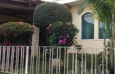 Imagem: A casa possui 3 Dormitórios, 2 Banheiros, 1 Vaga na garagem