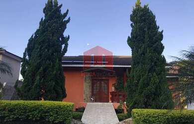 Imagem: A casa possui 4 Dormitórios, 5 Banheiros, 5 Vagas na garagem