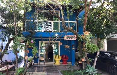 Imagem: A casa possui 3 Dormitórios, 2 Banheiros, 1 Vaga na garagem