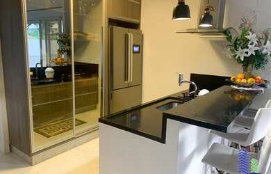 Imagem: A casa possui 4 Dormitórios, 4 Banheiros, 2 Vagas na garagem