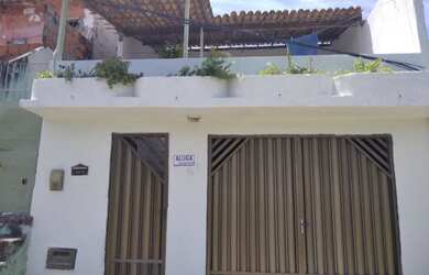 Imagem: A casa possui 3 Dormitórios, 1 Banheiro, 1 Vaga na garagem