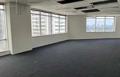 Imagem: O depósito possui 3 Vagas na garagem, 101m² de Área e está