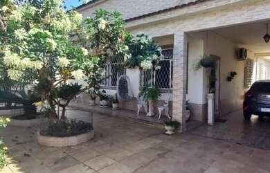 Imagem: A casa possui 3 Dormitórios, 3 Banheiros, 2 Vagas na garagem