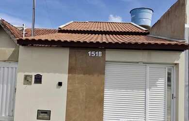 Imagem: A casa possui 3 Dormitórios, 2 Banheiros, 1 Vaga na garagem