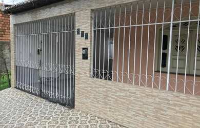 Imagem: A casa possui 3 Dormitórios e 2 Banheiros e está localizado