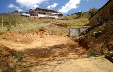 Imagem: O terreno possui 288m² de Área e está localizado em Limoeiro