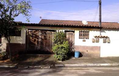 Imagem: A casa possui 2 Dormitórios, 1 Banheiro, 2 Vagas na garagem