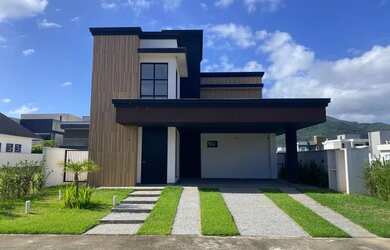 Imagem: A casa em condomínio possui 4 Dormitórios, 3 Banheiros, 4