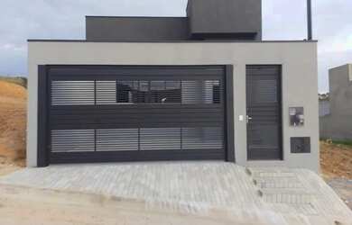 Imagem: A casa possui 3 Dormitórios, 2 Banheiros, 2 Vagas na garagem