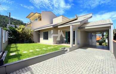 Imagem: A casa possui 3 Dormitórios, 3 Banheiros, 3 Vagas na garagem