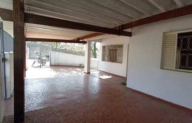 Imagem: A casa possui 3 Dormitórios, 1 Banheiro, 5 Vagas na garagem