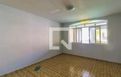 Imagem: A casa possui 4 Dormitórios, 3 Banheiros, 3 Vagas na garagem