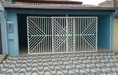 Imagem: A casa possui 2 Dormitórios, 2 Banheiros, 2 Vagas na garagem