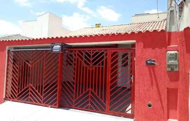 Imagem: A casa possui 3 Dormitórios, 3 Banheiros, 2 Vagas na garagem