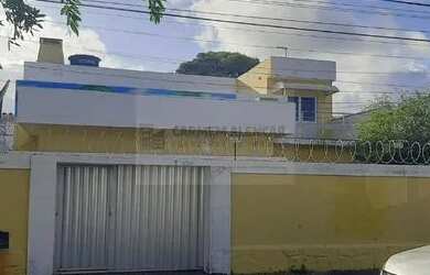 Imagem: A casa possui 4 Dormitórios, 2 Banheiros, 5 Vagas na garagem