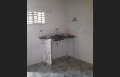 Imagem: A casa possui 2 Dormitórios, 1 Banheiro, Varanda e está localizado