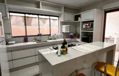 Imagem: A casa possui 4 Dormitórios, 3 Banheiros, 3 Vagas na garagem