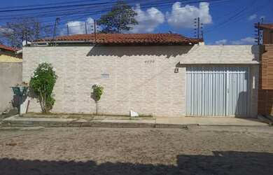 Imagem: A casa possui 3 Dormitórios, 4 Banheiros, 4 Vagas na garagem