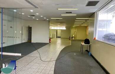 Imagem: O depósito possui 5 Vagas na garagem e 380m² de Área e está