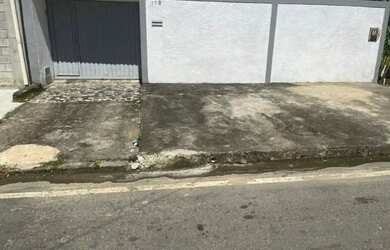 Imagem: A casa possui 3 Dormitórios, 2 Banheiros, 4 Vagas na garagem