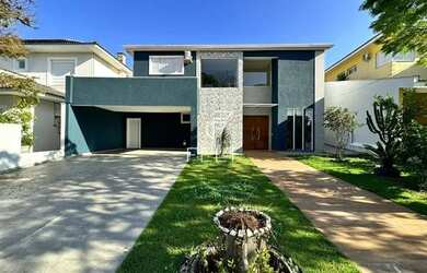 Imagem: A casa em condomínio possui 4 Dormitórios, 5 Banheiros, 4