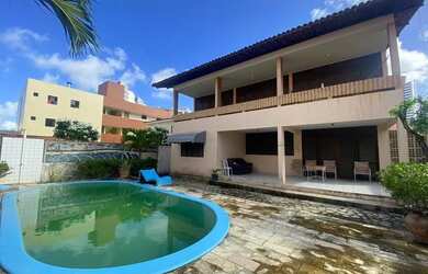 Imagem: A casa possui 5 Dormitórios, 4 Banheiros, 5 Vagas na garagem