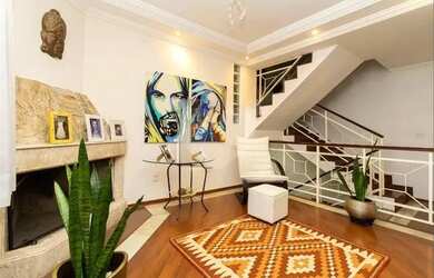 Imagem: A casa possui 4 Dormitórios, 2 Banheiros, 4 Vagas na garagem