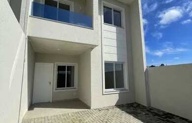 Imagem: A casa possui 3 Dormitórios, 1 Banheiro, 2 Vagas na garagem