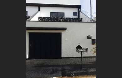 Imagem: A casa à venda possui 2 Dormitórios, 3 Banheiros e 2 Vagas