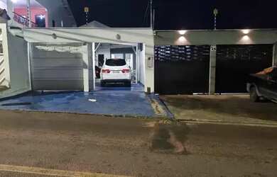 Imagem: A casa possui 3 Dormitórios, 4 Vagas na garagem, Churrasqueira