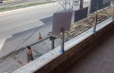 Imagem: O apartamento possui 3 Dormitórios, 1 Banheiro, 2 Vagas na