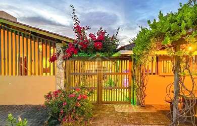 Imagem: A casa possui 3 Dormitórios, 3 Banheiros, 5 Vagas na garagem