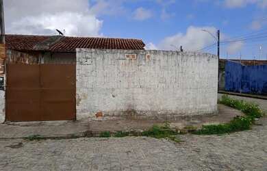 Imagem: A casa possui 2 Dormitórios, 1 Banheiro, 1 Vaga na garagem