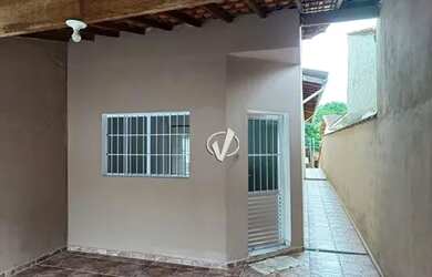 Imagem: A casa possui 2 Dormitórios, 1 Banheiro, 1 Vaga na garagem