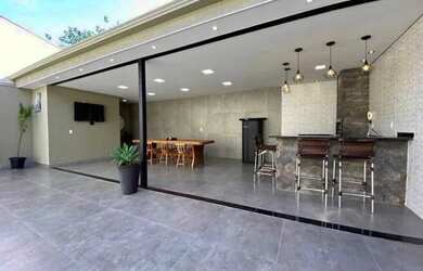 Imagem: A casa possui 3 Dormitórios, 2 Banheiros, 2 Vagas na garagem