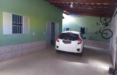 Imagem: A casa possui 3 Dormitórios, 3 Banheiros, 2 Vagas na garagem