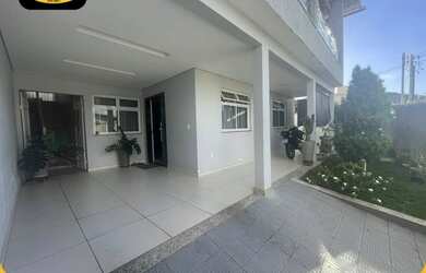 Imagem: A casa possui 4 Dormitórios, 2 Banheiros, 1 Vaga na garagem