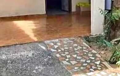 Imagem: A casa possui 2 Dormitórios e está localizado em Itacibá