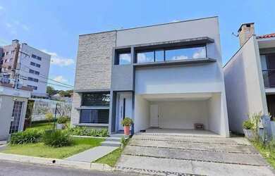 Imagem: A casa possui 4 Dormitórios, 5 Banheiros, 4 Vagas na garagem