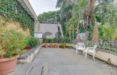 Imagem: A casa possui 4 Dormitórios, 5 Banheiros, 3 Vagas na garagem