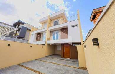 Imagem: A casa possui 3 Dormitórios, 3 Banheiros, 2 Vagas na garagem